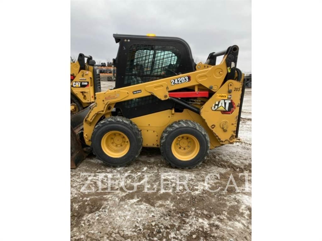 CAT 242D3 Schrankladers
