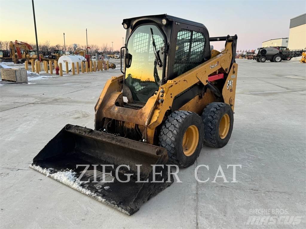 CAT 242D3 Schrankladers