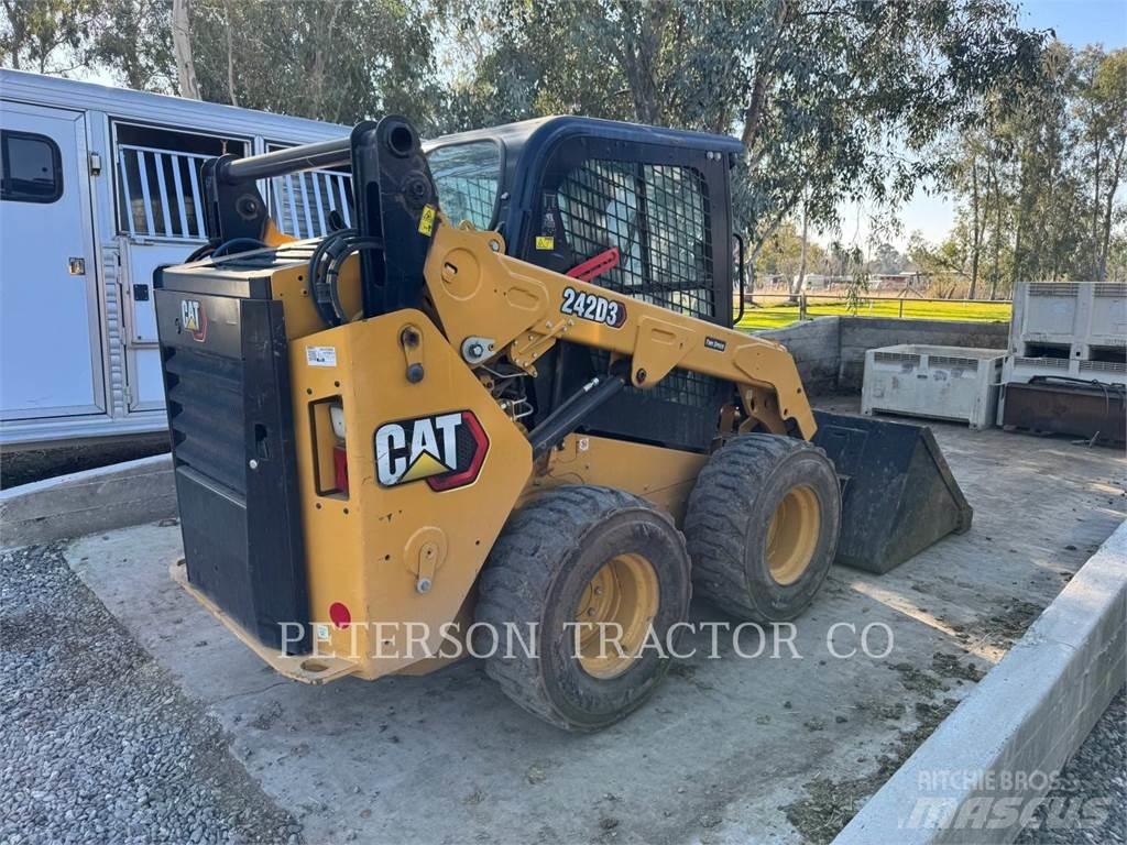 CAT 242D3 Schrankladers
