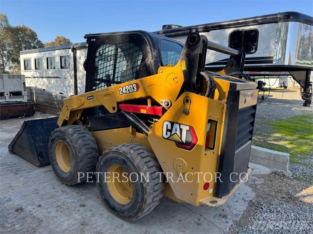 CAT 242D3 Schrankladers