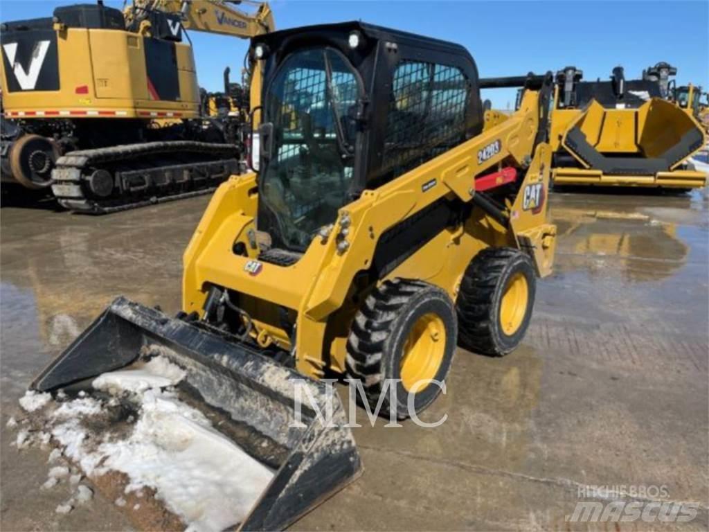 CAT 242D3 Schrankladers