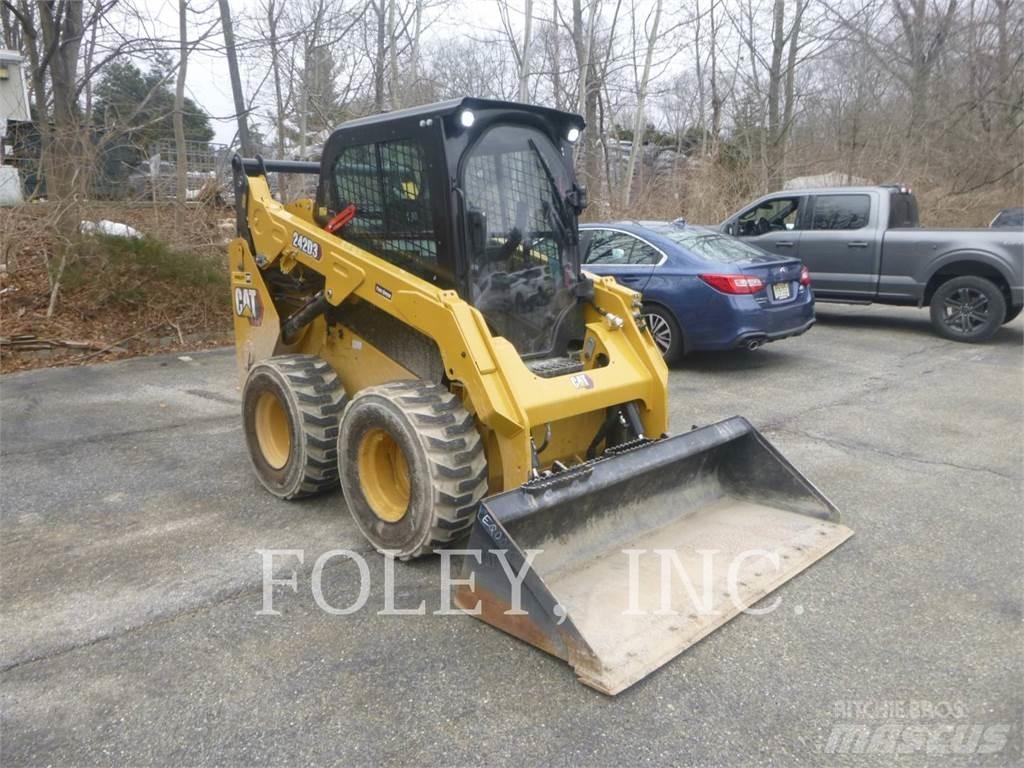 CAT 242D3 Schrankladers
