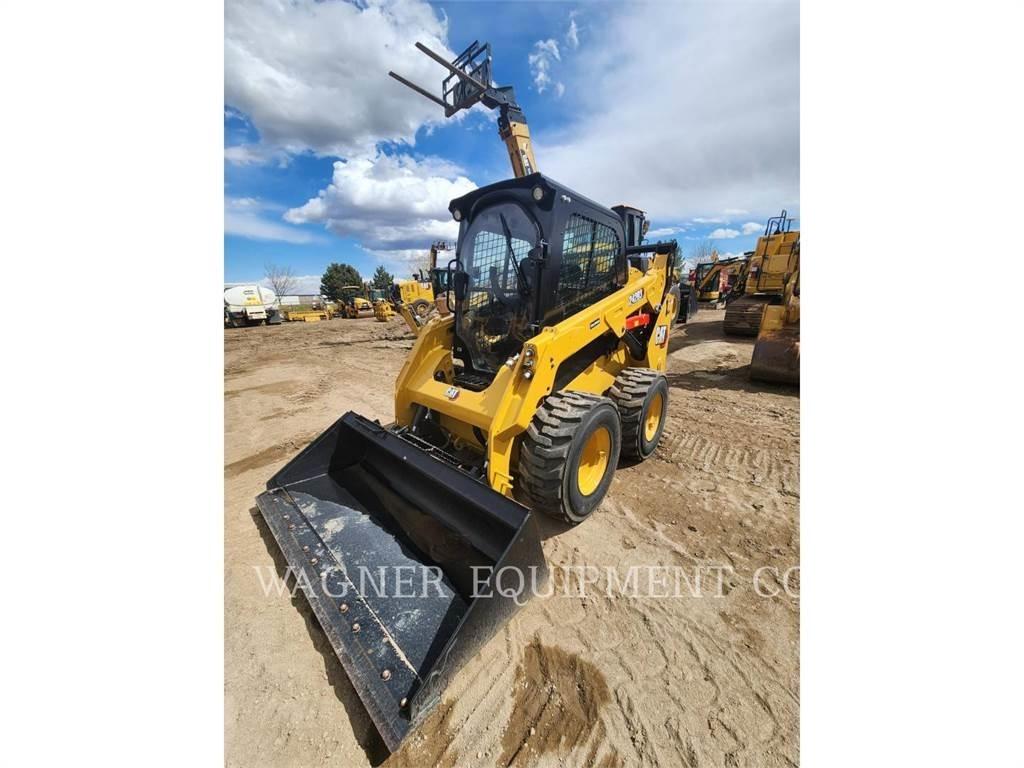 CAT 242D3 Schrankladers