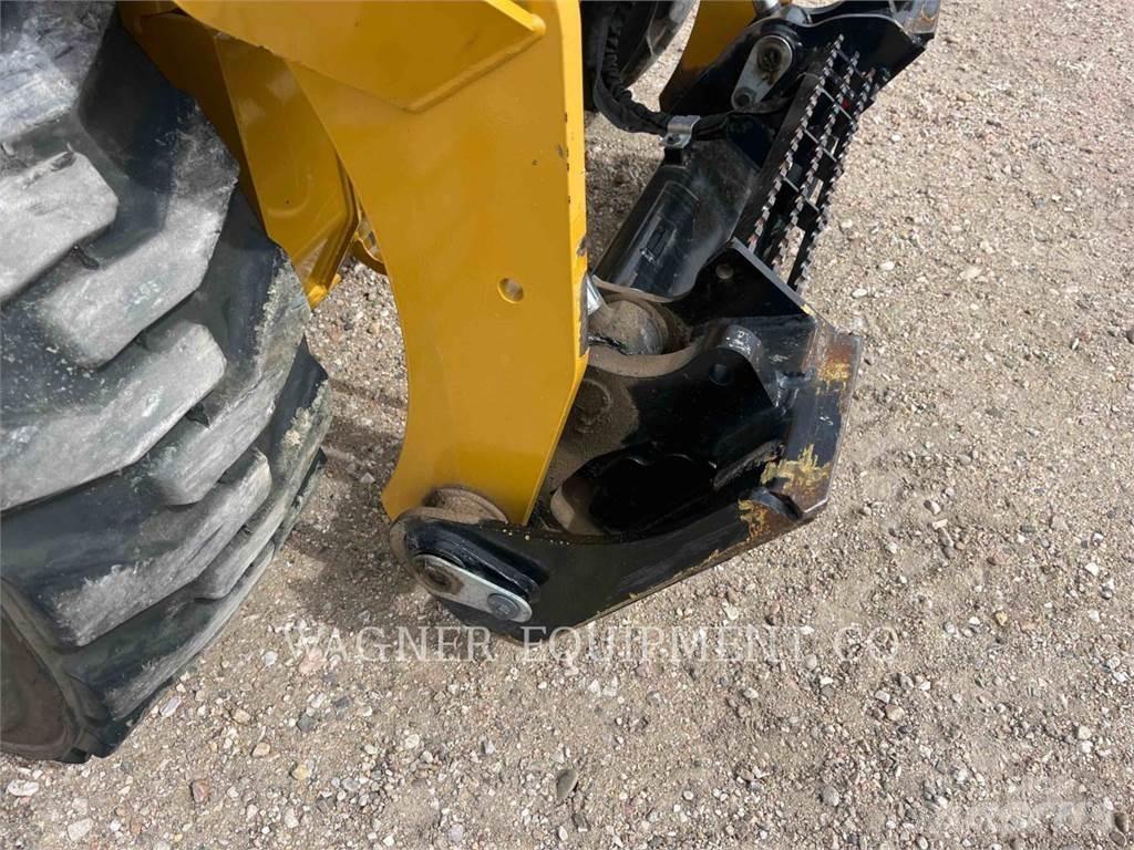 CAT 242D3 Schrankladers
