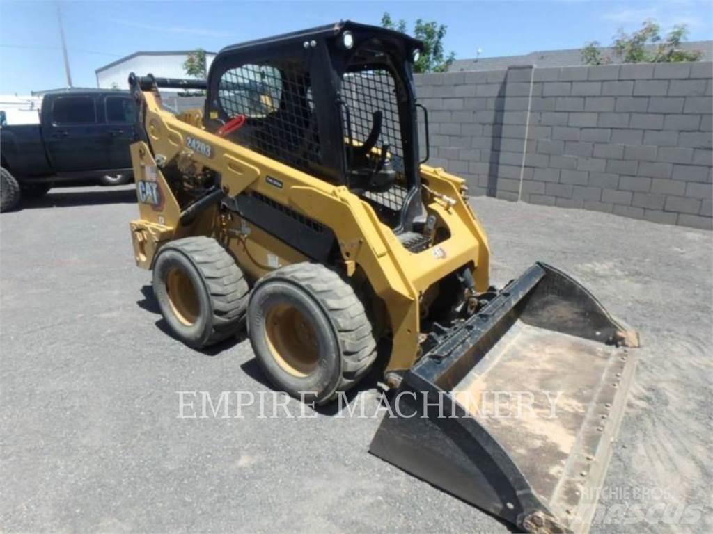 CAT 242D3 Schrankladers