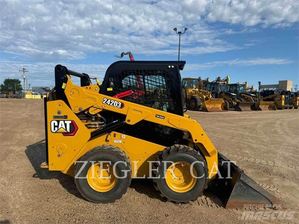 CAT 242D3 Schrankladers