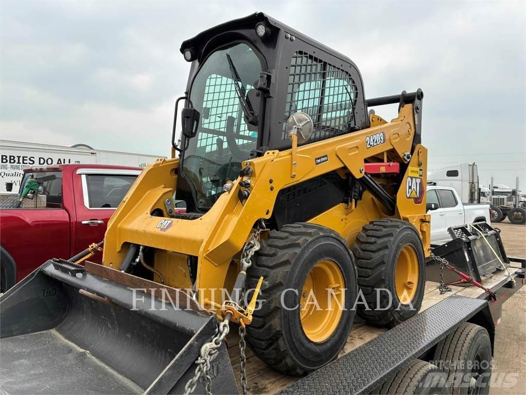 CAT 242D3 Schrankladers