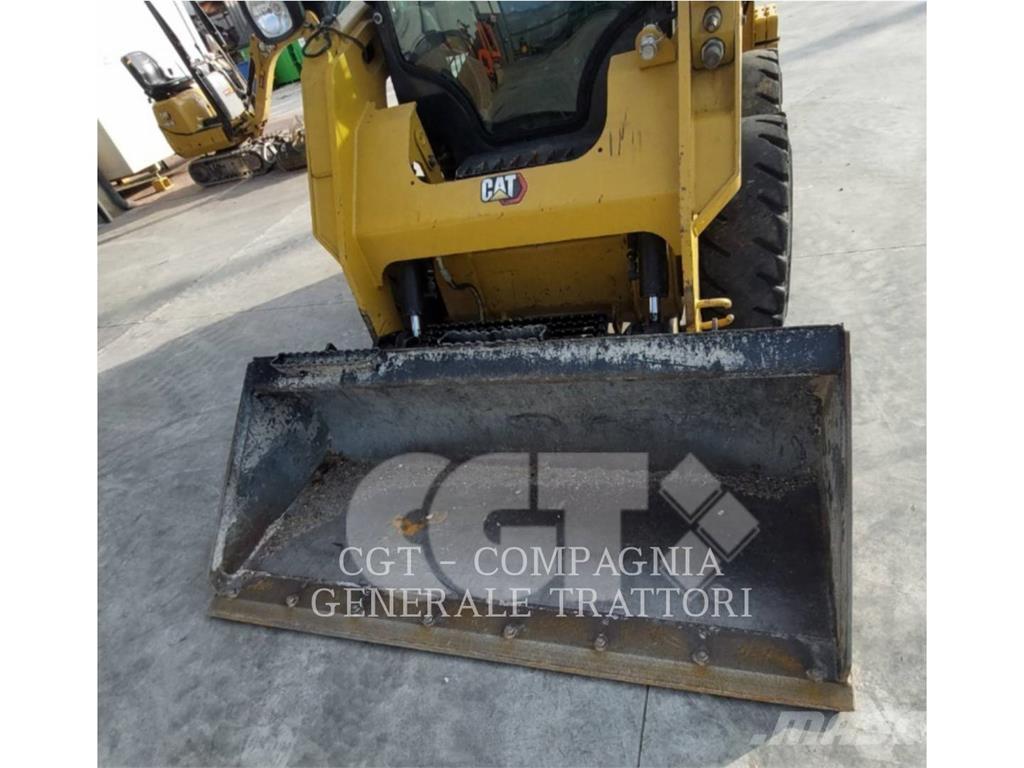 CAT 242D3 Schrankladers