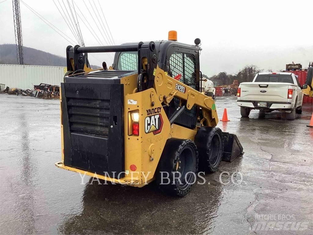 CAT 242D3 AC Schrankladers