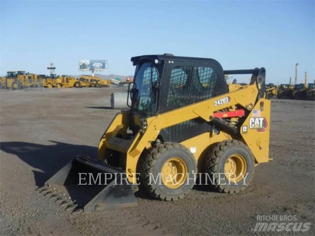 CAT 242D3 CA Schrankladers