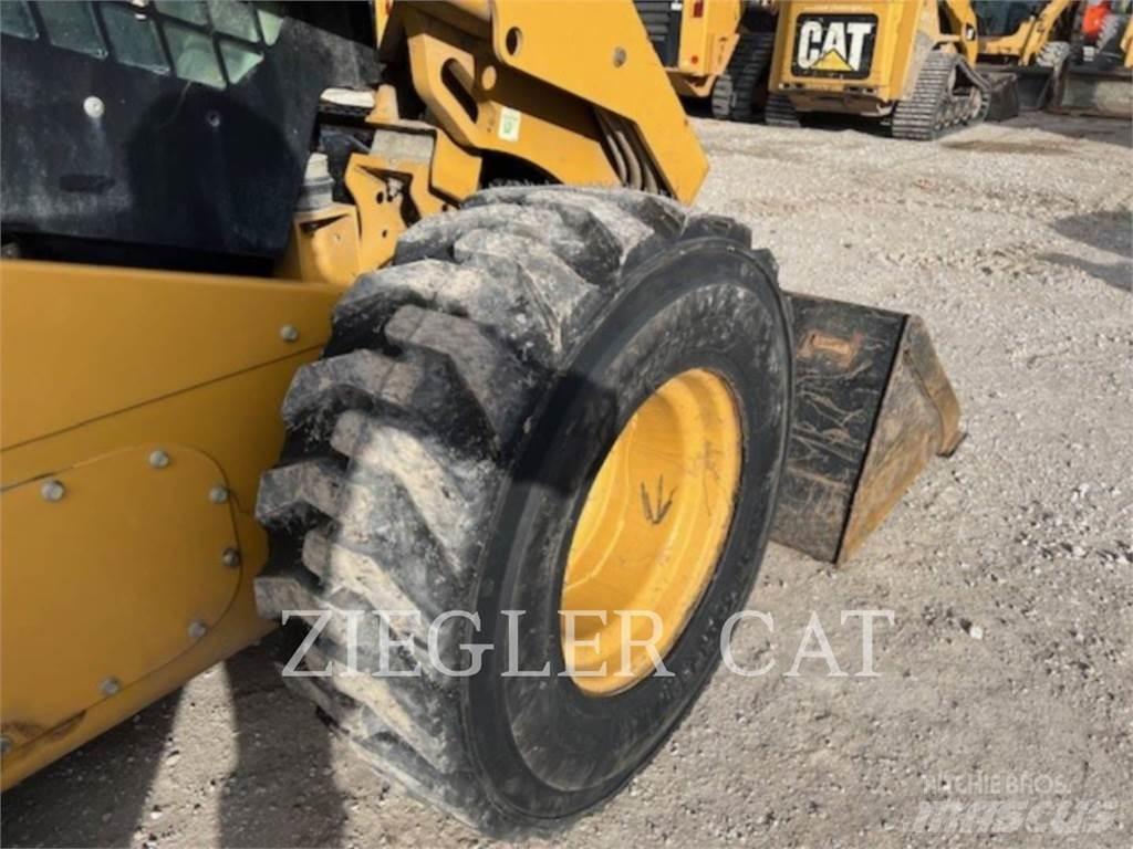 CAT 272D2 Schrankladers