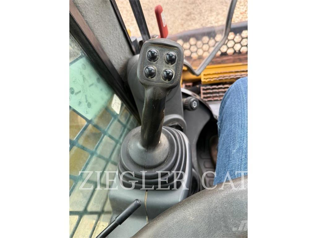 CAT 272D2 Schrankladers