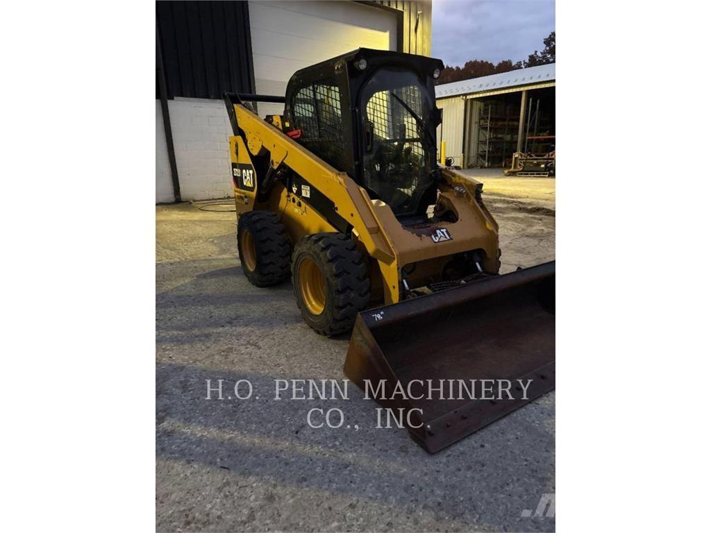 CAT 272D2 Schrankladers