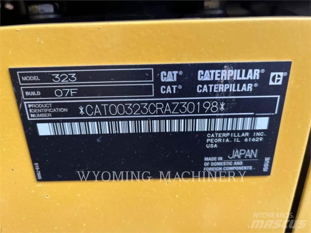CAT 323 Rupsgraafmachines