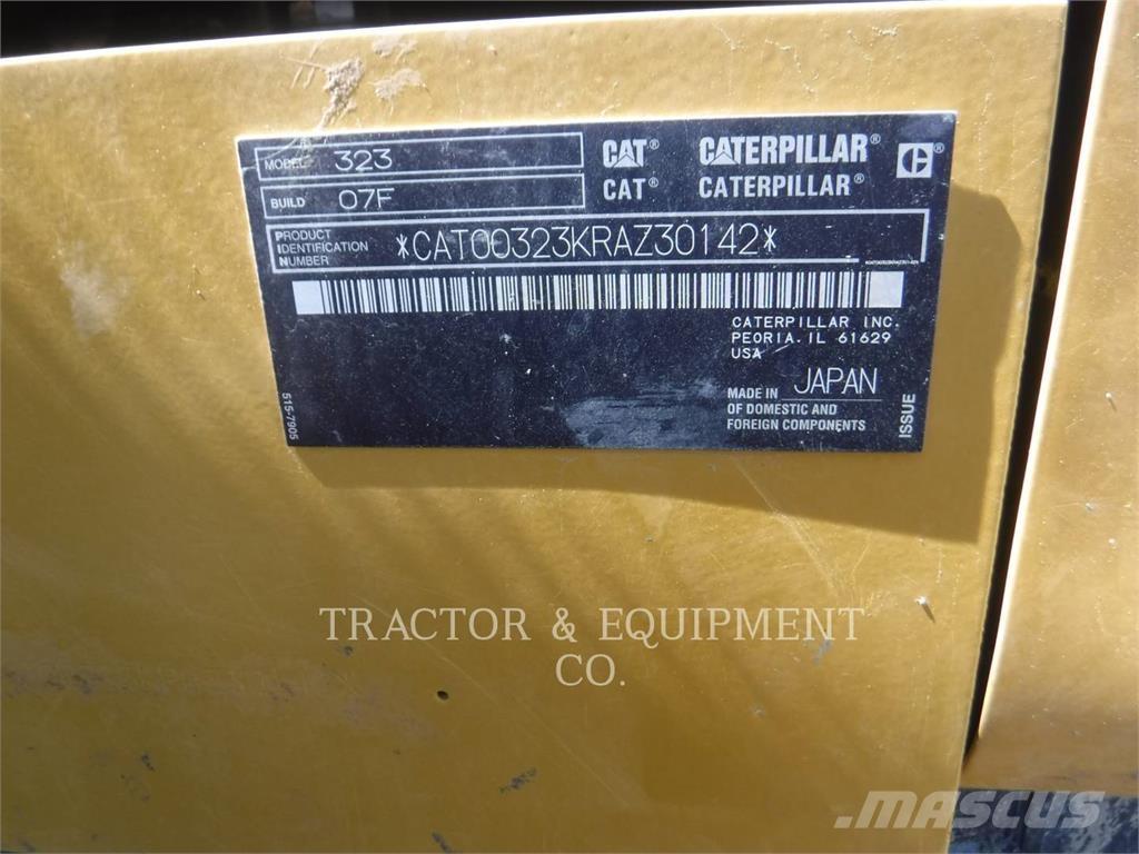 CAT 323 Rupsgraafmachines