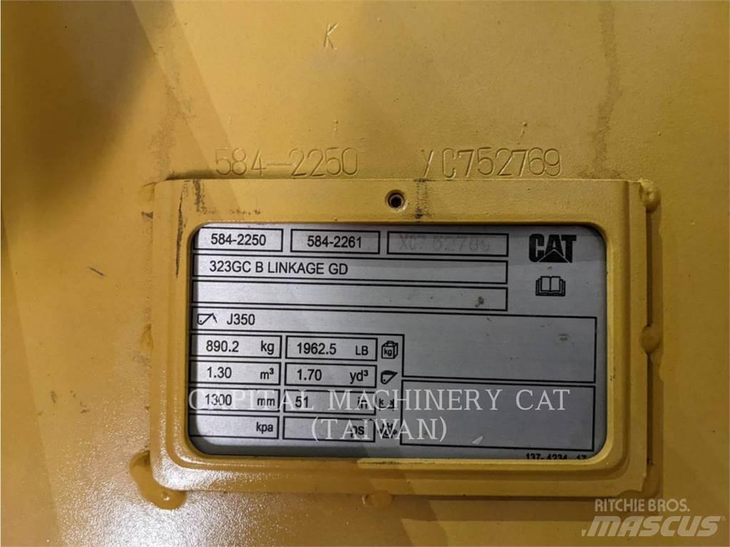 CAT 323GC Bakken