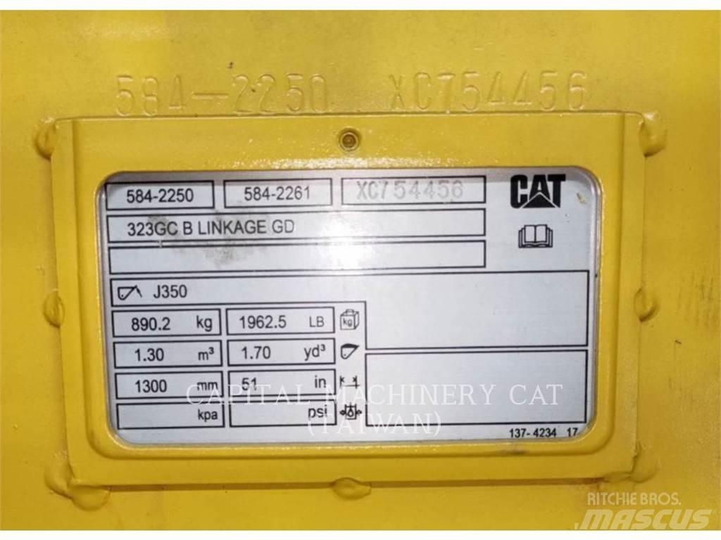 CAT 323GC Bakken