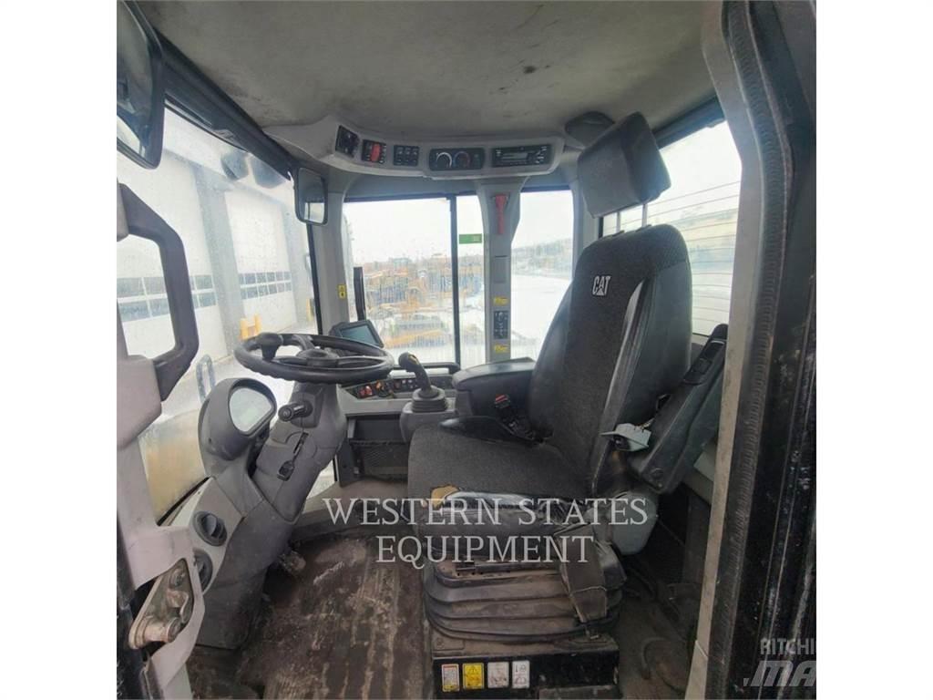 CAT 930M Wielladers