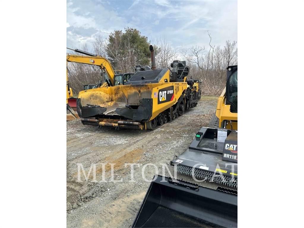 CAT AP1055F Asfaltafwerkmachines