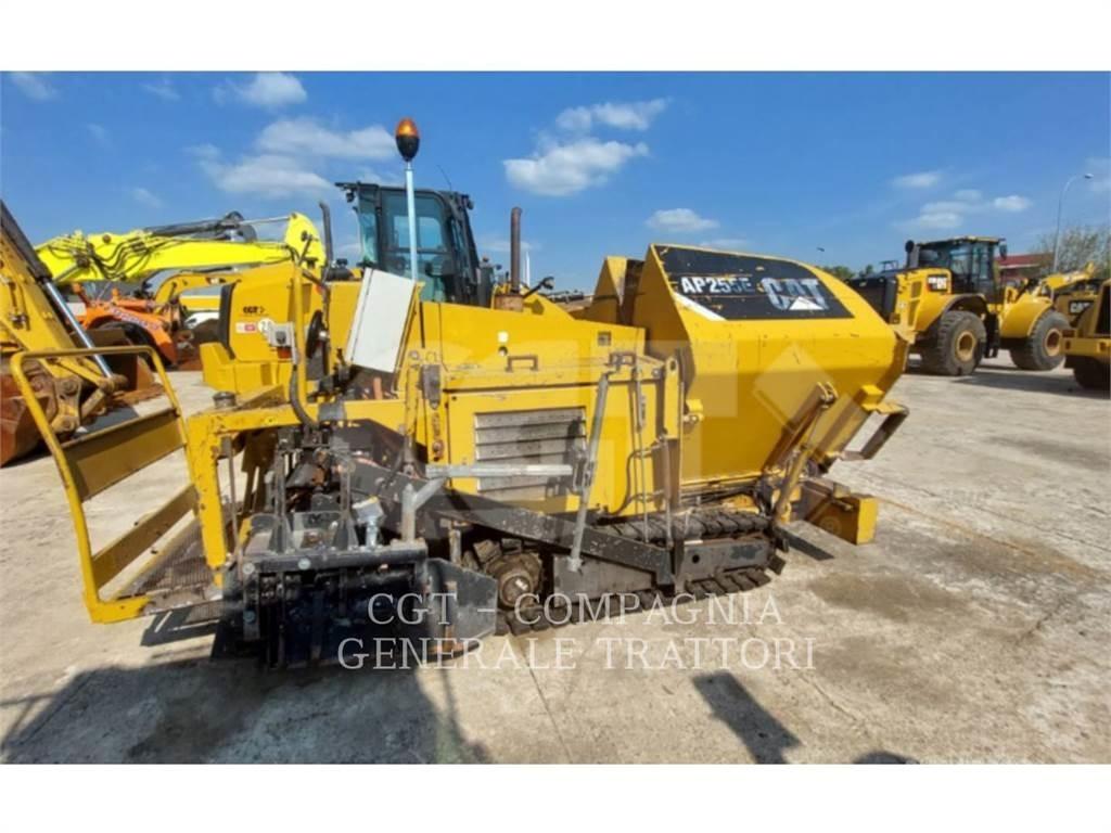 CAT AP255E Asfaltafwerkmachines