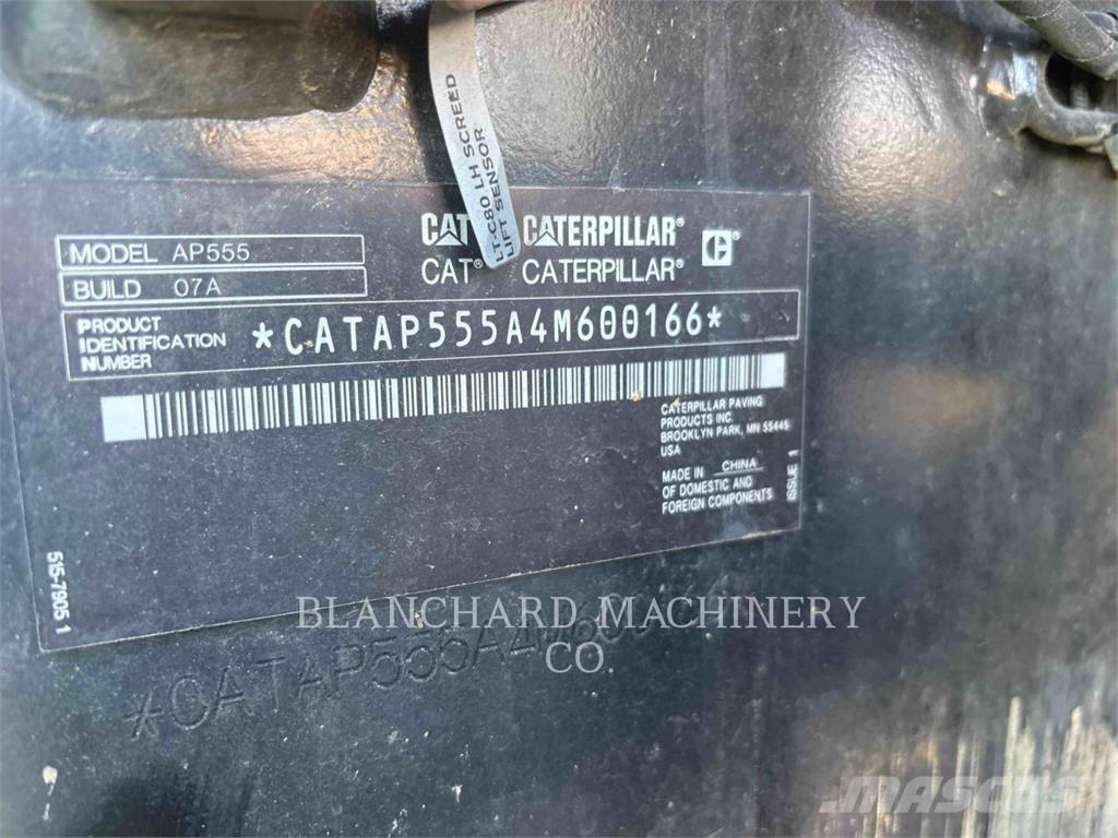CAT AP555 Asfaltafwerkmachines