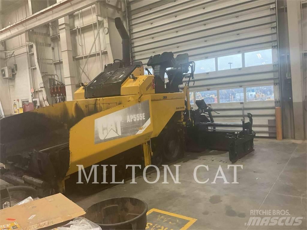 CAT AP555E Asfaltafwerkmachines