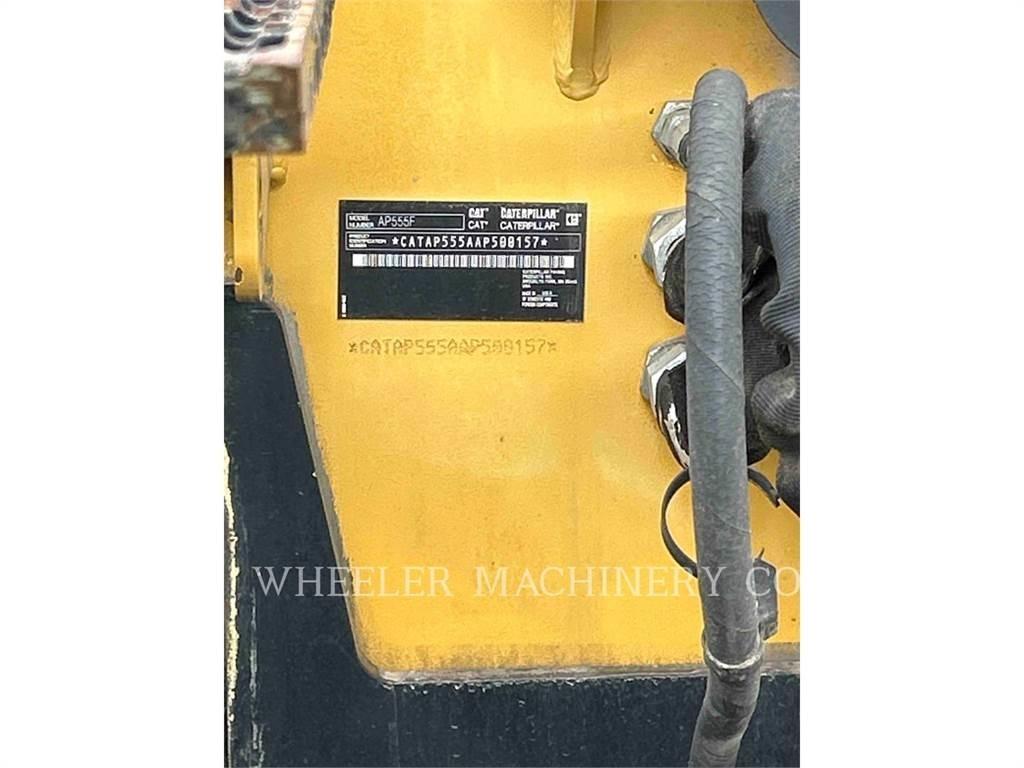 CAT AP555F Asfaltafwerkmachines