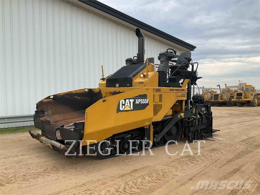 CAT AP555F Asfaltafwerkmachines