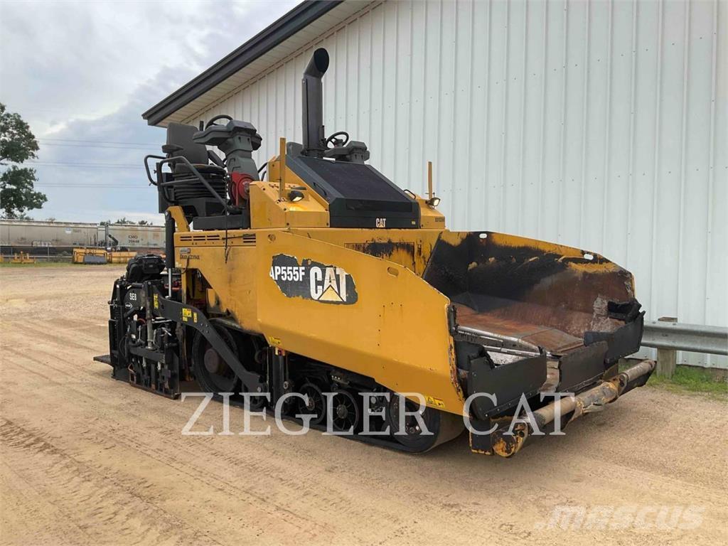 CAT AP555F Asfaltafwerkmachines