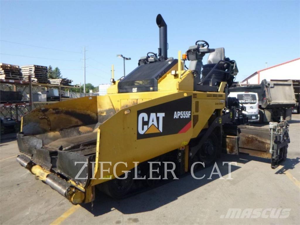 CAT AP555F Asfaltafwerkmachines