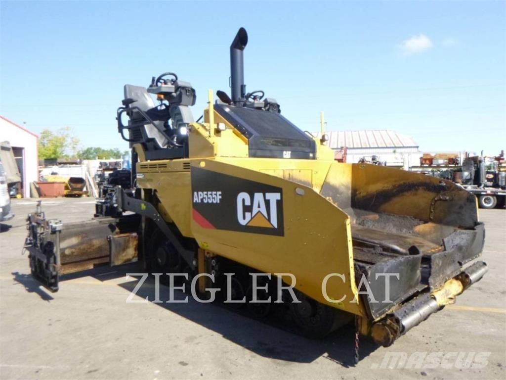 CAT AP555F Asfaltafwerkmachines