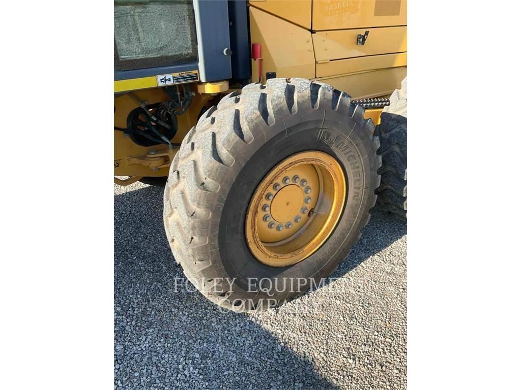 John Deere 670G Graders