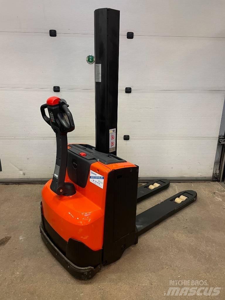 BT Toyota SWE080L Stapelaar meeloop
