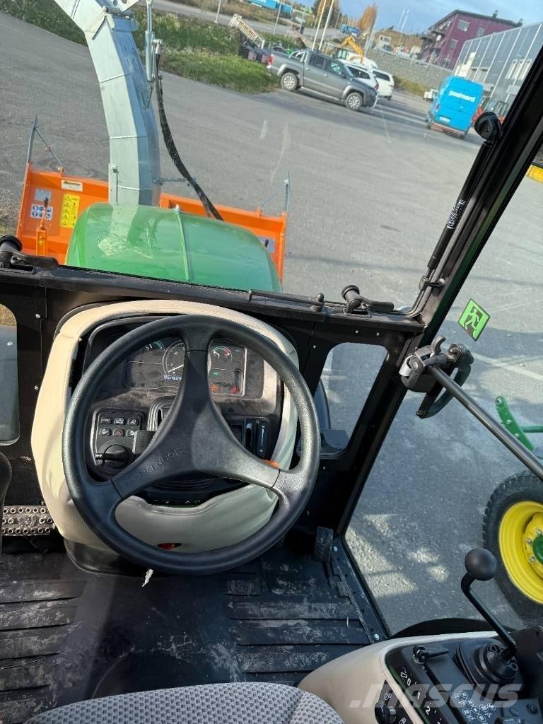John Deere 2032 R Compacttrekkers
