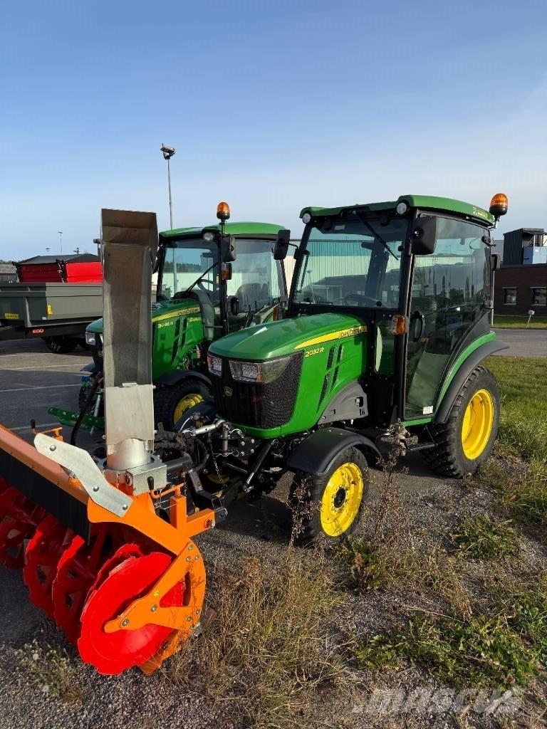 John Deere 2032 R Compacttrekkers