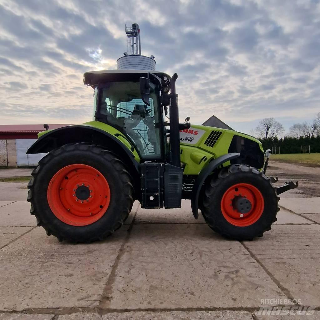 CLAAS Axion 850 Tractoren