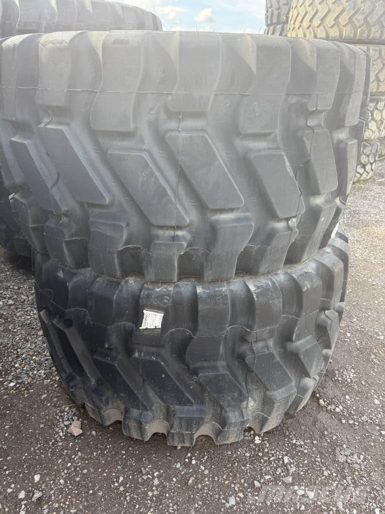 Goodyear 750/65R25 Banden, wielen en velgen