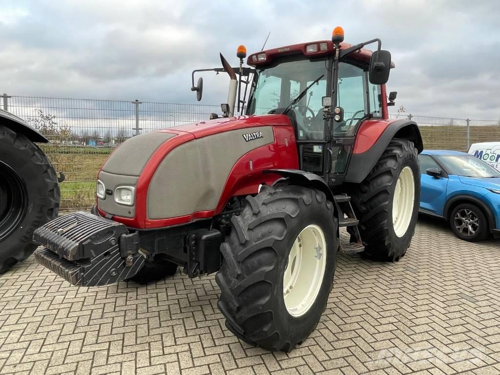 Valtra T120 tractor Tractoren