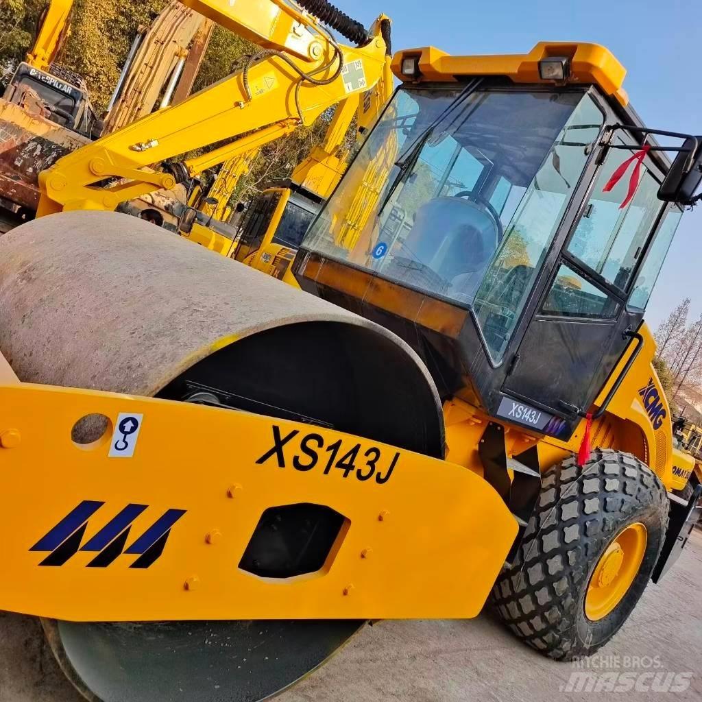 XCMG XS 142 J Trilrolwalsen