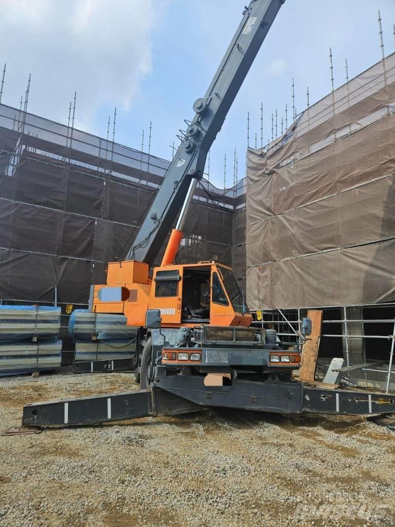 Komatsu LW 250 Ruwterrein kranen