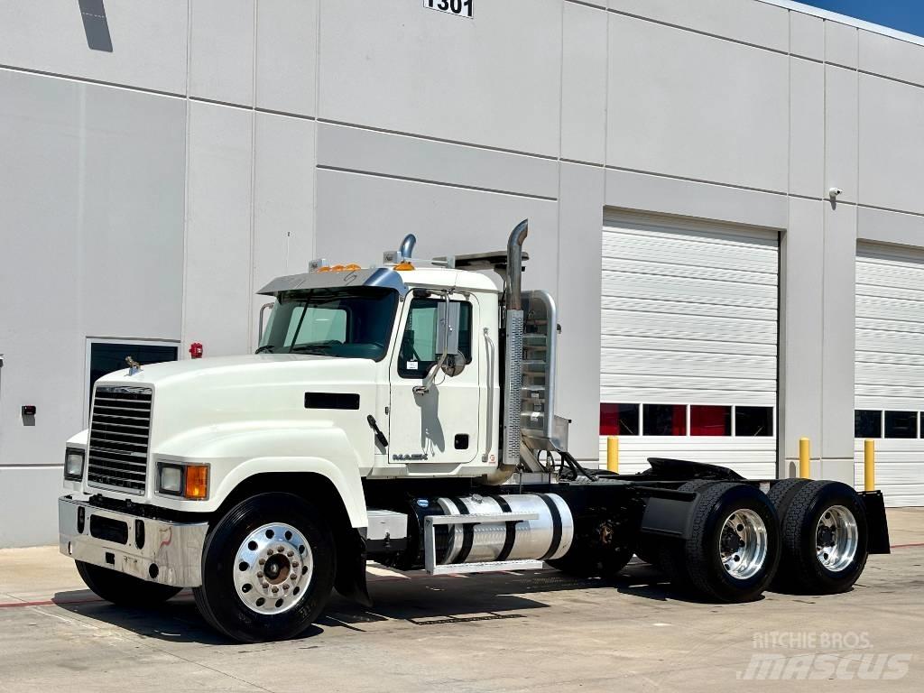 Mack CHU 613 Trekkers