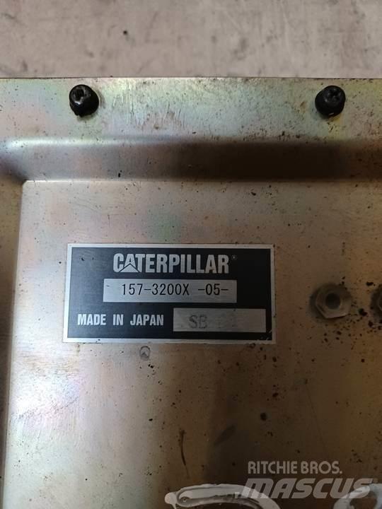 CAT 318C Cabine en interieur