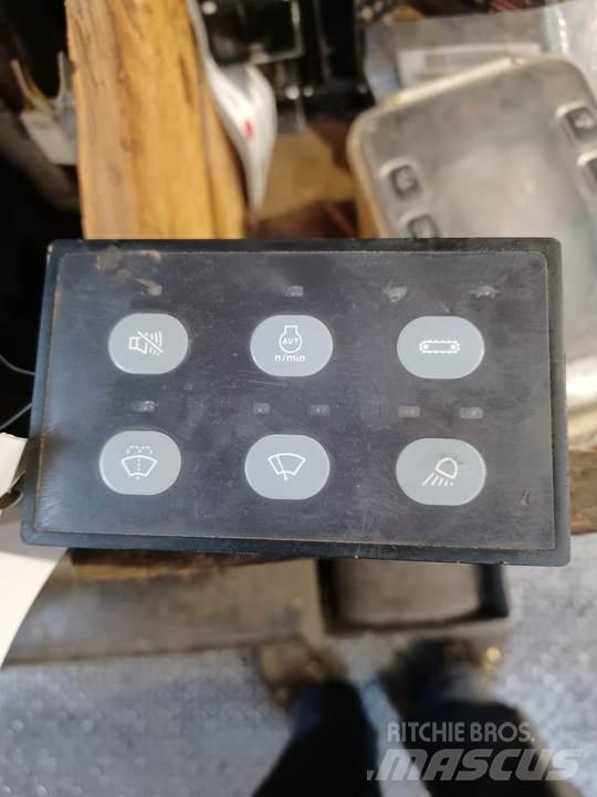 CAT 318C Cabine en interieur