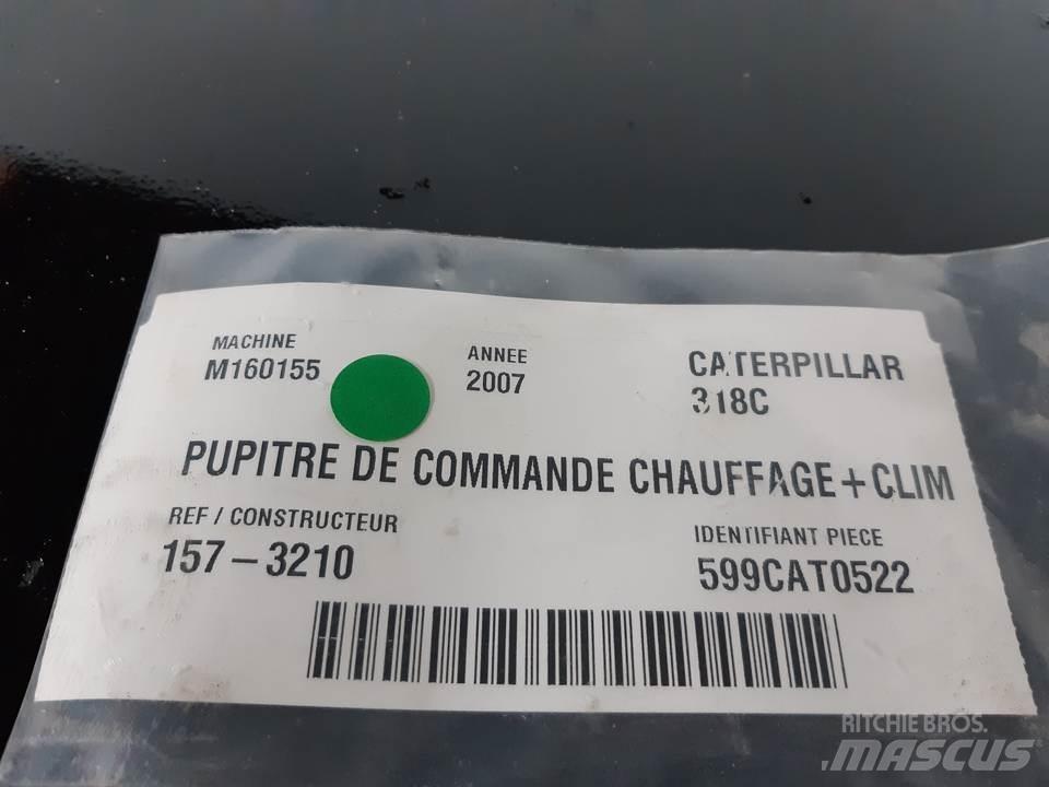 CAT 318C Cabine en interieur
