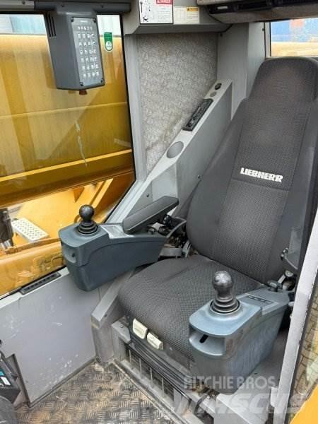 Liebherr 1030-2.1 Vlakke laadvloer met kraan