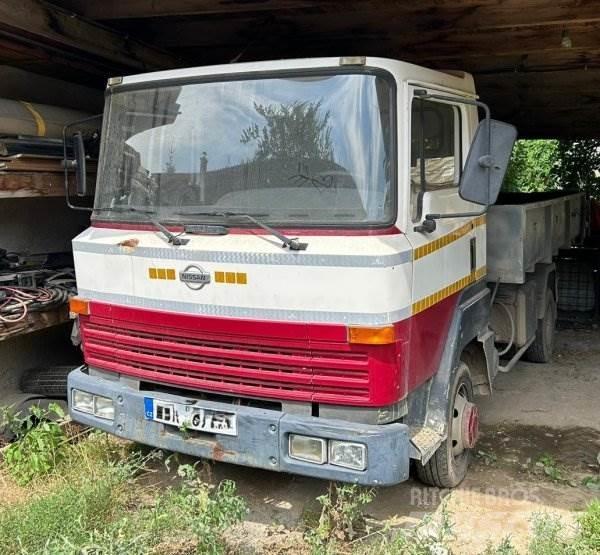 Nissan L351 Vrachtwagen met containersysteem