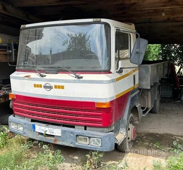 Nissan L351 Vrachtwagen met containersysteem