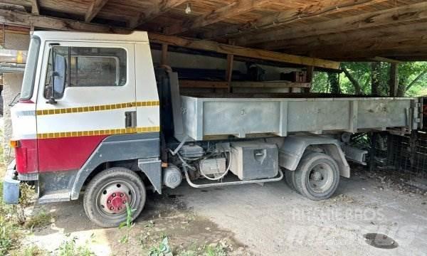 Nissan L351 Vrachtwagen met containersysteem