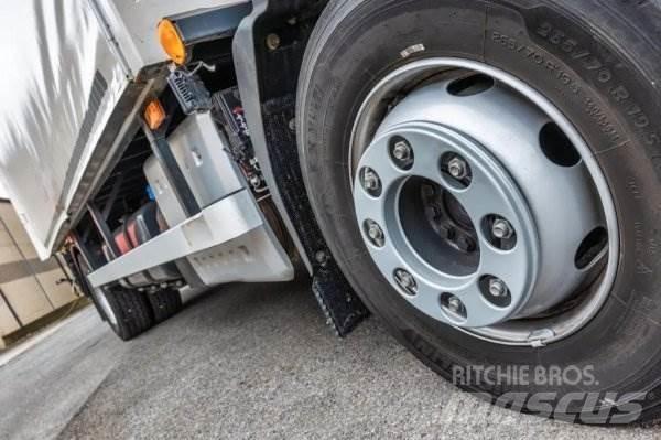 Volvo FL 210 Vlakke laadvloer met kraan