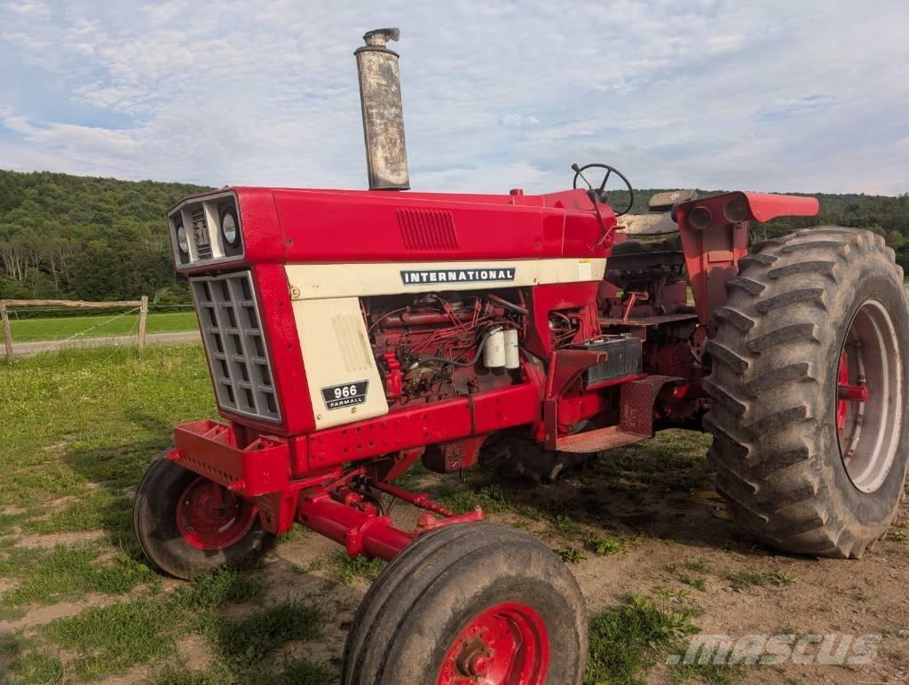 International 966 Tractoren